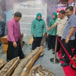 Kadisporabudpar Nganjuk, Gunawan Widakdo saat memantau museum Anjuk Ladang. (Ist)