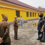 CEK LOKASI: Pj Bupati Hudiyono mengunjungi gedung baru LVRI Sidoarjo, Selasa (26/1). foto: ist.