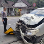 Olah TKP kecelakaan lalu lintas di jalur Blitar-Tulungagung.