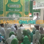 Prof Dr KH Asep Saifuddin Chalim, MA, menyampaikan taishiyah di depan para peziarah makam KH Abdul Chalim di Leuwimunding Majalengka Jawa Barat, Minggu (9/11/2025). Foto: MMA/BANGSAONLINE