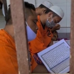 Mengaji, jadi pilihan tahanan Polres Blitar Kota untuk mengisi Bulan Suci Ramadan dari balik jeruji besi. (foto: ist)