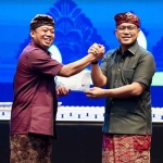 Menteri ATR/BPN saat menerima apresiasi dari Direktur Utama PT Pertamina.