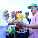  Ir. Erlangga Satriagung, Ketua Umum Komite Olahraga Nasional Indonesia (KONI) Jatim menunjukkan maskot Porprov VI Jatim 2019 kepada Gubernur Jatim Khofifah Indar Parawansa saat meninjau kesiapan venue di Lamongan. foto: ist