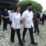 Bupati Kediri Hanindito Himawan Pramana saat memakai sepatu mendiang Taufik Kiemas, Suami Ketua Umum DPP PDI Perjuangan, Hj. Megawati Soekarnoputri.