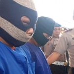 Kedua tersangka didampingi Kapolres Bojonegoro, AKBP Ary Fadli saat merilis kasus tersebut, Senin (5/11/18).