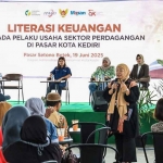 Giat literasi keuangan yang menyasar pelaku usaha sektor perdagangan di Pasar Setono Betek. Foto: Ist