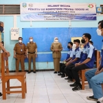 Gubernur Jawa Timur Khofifah Indar Parawansa meninjau secara langsung proses belajar mengajar yang dilaksanakan di SMK Negeri 7 Surabaya, Senin (30/8/2021) pagi.