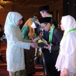 Khofifah hadir dalam acara Wisuda Siswa-Siswi SMP dan SMA Khadijah Surabaya TA 2018/2019 di The Square Ballroom ICBC Center Surabaya, Sabtu (22/6). foto: ist