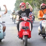 Bupati Kediri, Hanindhito Himawan Pramana (tengah), saat touring dengan Vespa kesayangannya. Foto: Ist