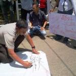 Kabag Ops Polres Sampang Kompol Syaiful Anam membubuhkan tandatangan dukungan.