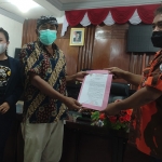 Ketua MPC PP Kota Mojokerto, Didik HS, saat menyerahkan surat desakan agar Junimart Girsang minta maaf dan mundur dari DPR RI. Foto: YUDI EKO PURNOMO/ BANGSAONLINE