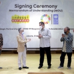 United Nations Development Programme (UNDP) dan Indosat Ooredoo menandatangani MoU penanggulangan pandemi Covid-19 dan percepatan pencapaian tujuan pembangunan berkelanjutan (SDGs) di Indonesia menggunakan teknologi digital inovatif. (foto: ist)