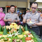 AKRAB: Kapolres Batu AKBP Harviadhi Agung Prathama menyuapi salah seorang personel Polres Batu yang tengah merayakan ulang tahunnya, Senin (2/3).