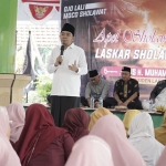 Presiden Laskar Sholawat Nusantara, Gus Fawait, saat memberi ceramah Maulid Nabi Muhammad SAW di depan ratusan emak-emak di Jember. Foto: Ist