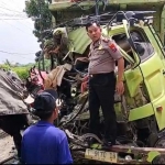 Kapolsek Bungah, AKP Suhari, saat memeriksa kondisi dua kendaraan yang terlibat kecelakaan di wilayah hukumnya. Foto: Ist