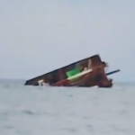 Tangkapan layar detik-detik tongkang batu bara terguling di perairan Pulau Mamburit, Sumenep