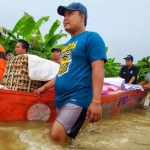 NH Zakatkita saat memberikan bantuan logistik untuk dapur umum korban banjir luapan Kali Lamong. foto: ist.
