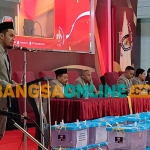 Ketua KPU Kabupaten Kediri, Nanang Qosim, saat memberi sambutan pada rapat pleno rekapitulasi suara Pilkada 2024. Foto: MUJI HARJITA/BANGSAONLINE