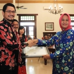 Plt. Wali Kota Pasuruan Raharto Teno Prasetyo secara simbolis menyerahkan sertifikat tanah.