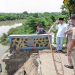 Wabup Mojokerto Gus Barra saat meninjau jembatan di Desa Kedunggempol yang putus.