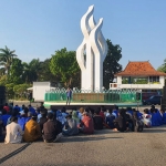 Tiga organisasi mahasiswa yang tergabung dalam Kelompok Cipayung Kabupaten Pamekasan saat memperingati hari sumpah pemuda di Monumen Arek Lancor.