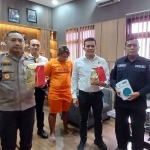 Kapolres Pasuruan, AKBP Teddy Chandra, bersama Kasatresnarkoba Polres Pasuruan, Iptu Agus Yulianto, saat merilis satu tersangka dengan kepemilikan 2 kg sabu.