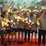 Tim bola voli putra Pacitan usai menerima medali dan pengalungan bunga di podium.