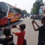Para bocah saat merekam bus berklakson "telolet". foto: RONY S/ BANGSAONLINE