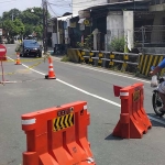 Kondisi jembatan yang menghubungkan Desa Mojopurno dengan Kelurahan Manisrejo. Foto: HENDRO SUHARTONO/ BANGSAONLINE