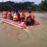 Tim SAR melakukan penyisiran sungai bengawan solo sebelum menemukan jasad korban.