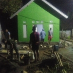 Satgas TMMD bersama warga melaksanakan pembangunan salah satu sasaran rehab RTLH hingga malam hari.