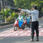 Petugas Dishub Kota Kediri saat mengatur lalu lintas di depan sekolah. foto: ist.
