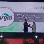 Adi Suprayitno, Admin dan Relation Manager PT Cargill Indonesia Cargill Cocoa and Chocolate Gresik menerima penghargaan Giri Panca Suar Award dari Wabup Gresik. foto: SYUHUD/BANGSAONLINE.com