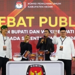 Calon Bupati Kediri nomor urut 1 Deny Widyanarko (kiri) dan Calon Bupati Kediri nomor urut 2 Hanindhito Himawan Pramana