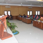 BERI MOTIVASI: Bupati Sidoarjo Saiful Ilah membuka acara pembekalan PNS yang mau pensiun, Selasa (10/9). foto: ist