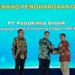 Sekretaris Perusahaan Petrokimia Gresik, Nuril Huda (kanan), saat menerima penghargaan. Foto: Ist