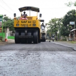 Para pekerja saat menghaluskan jalan raya Pare - Kandangan