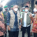 Bupati Gus Yani (kanan) saat memberikan arahan agar pengelola pasar menjaga kebersihan Pasar Petiken. (foto: SYUHUD/ BANGSAONLINE)