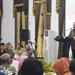 Gubernur Jatim, Soekarwo saat menjadi keynote speaker Seminar Nasional Kompetensi SDM di Era Revolusi Industri 4.0 di Gedung Negara Grahadi Surabaya, Selasa (29/1). Foto: Ist 