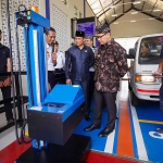 Pj Wali Kota Batu, Aries Agung Paewai, saat meninjau peluncuran UPT Pengujian Kendaraan Bermotor Multiline System.