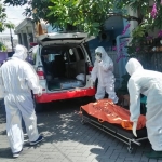 Jenazah Gatot Suroso, warga Jl Pabean Asri Kecamatan Sedati yang meninggal mendadak, saat hendak dimasukkan ambulans.