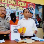 Tersangka saat menjalani pemeriksaan di Mapolres Pacitan.