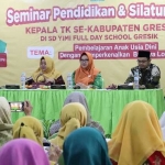 Wabup Gresik, Aminatun Habibah menjadi pemateri dalam seminar pendidikan di SD YIMI. Foto: SYUHUD/ BANGSAONLINE.com