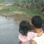 Warga saat menyaksikan evakuasi dua bocah yang tenggelam di Sungai Welang, Kabupaten Pasuruan.