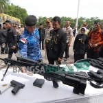 Sejumlah senjata yang dipajang dalam pameran alutsista di Alun-Alun Kabupaten Jombang, Kamis (22/12) pagi. foto: RONY SUHARTOMO/ BANGSAONLINE
