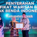 Wakil Bupati Gresik (kanan) saat menerima sertifikat WBTB dari Gubernur Khofifah. Foto: Ist