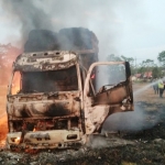 Truk bermuatan tembakau jawa yang ludes usai dibakar massa di Lapangan Bulai, Kecamatan Galis, Kabupaten Pamekasan.