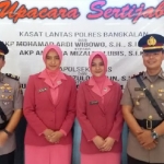 AKP Andhika Mizaldy Lubis (kiri), Kasatlantas baru Polres Bangkalan, bersama AKP Mohammad Ardi Wibowo bersama istri masing-masing. 