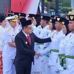 Pj Gubernur Jatim saat mengukuhkan anggota Paskibraka.