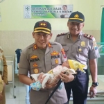 Kapolres Blitar AKBP Adewira Negara Siregar, saat mendatangi Puskesmas Ponggok untuk melihat kondisi bayi, Selasa (22/10/2019).